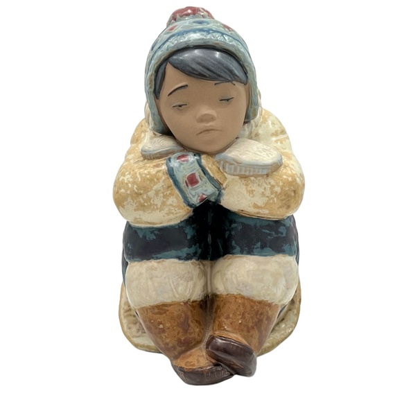 LLADRO PENSIVE ESKIMO BOY FIGURINE - Picture 2 of 16